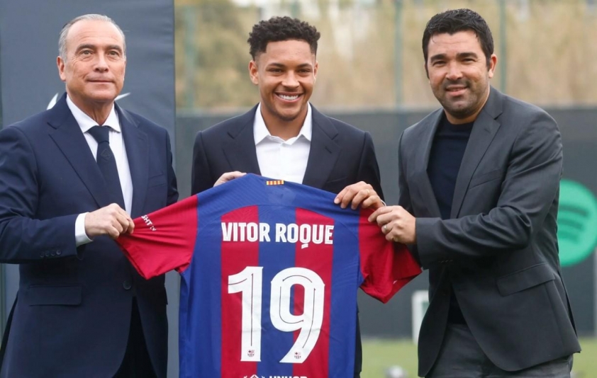 Deco: 'Vitor Roque bị vùi dập quá đáng ở Barca'-556460