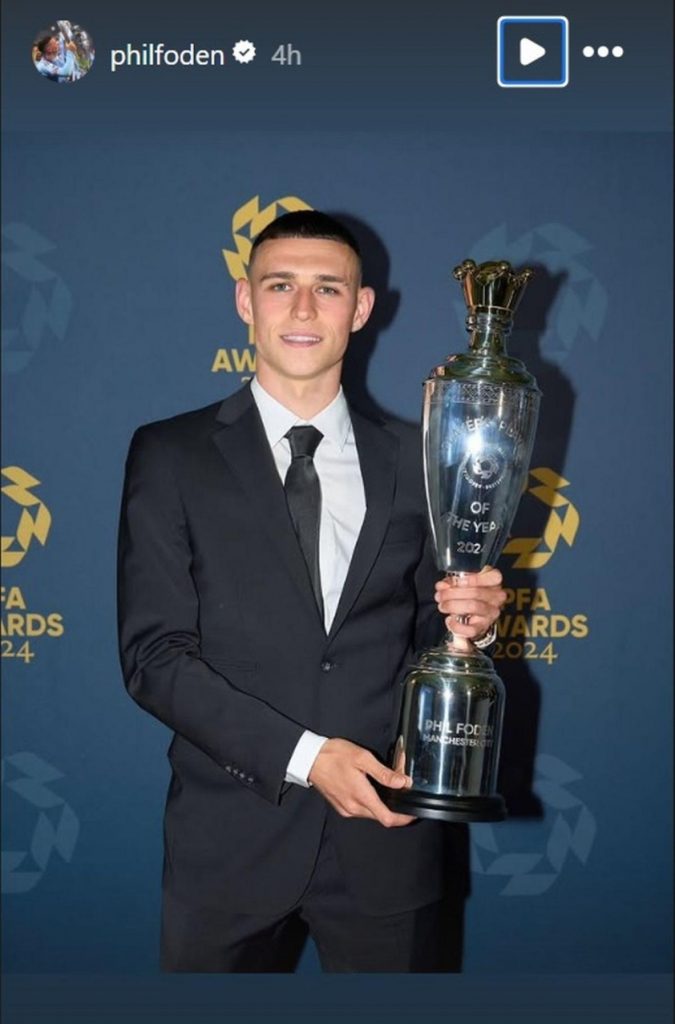 Nhận 'mưa gạch đá', Phil Foden mang cúp ra khoe 564818