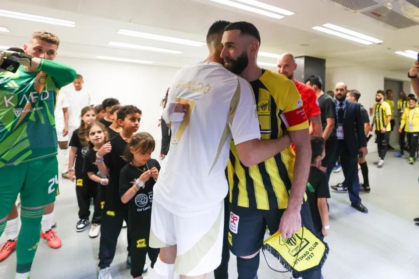 Ronaldo vào cuộc, ngăn Benzema ẩu đả với tiền vệ Al Nassr 565993